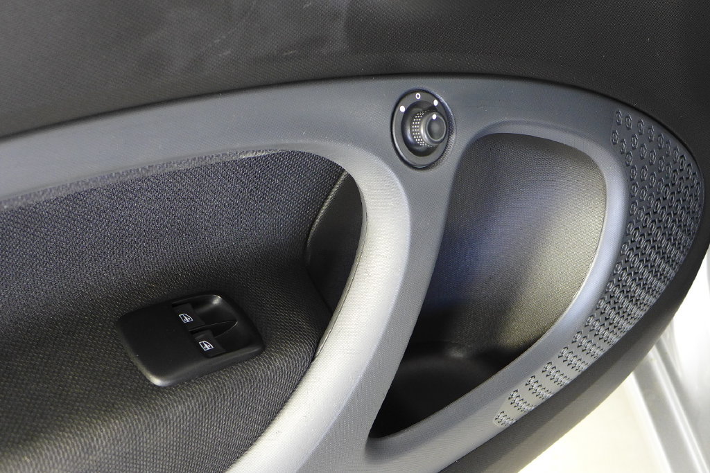Used 2016 smart fortwo Proxy RWD image 12