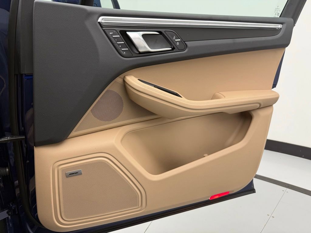 Used 2025 Porsche Macan image 39