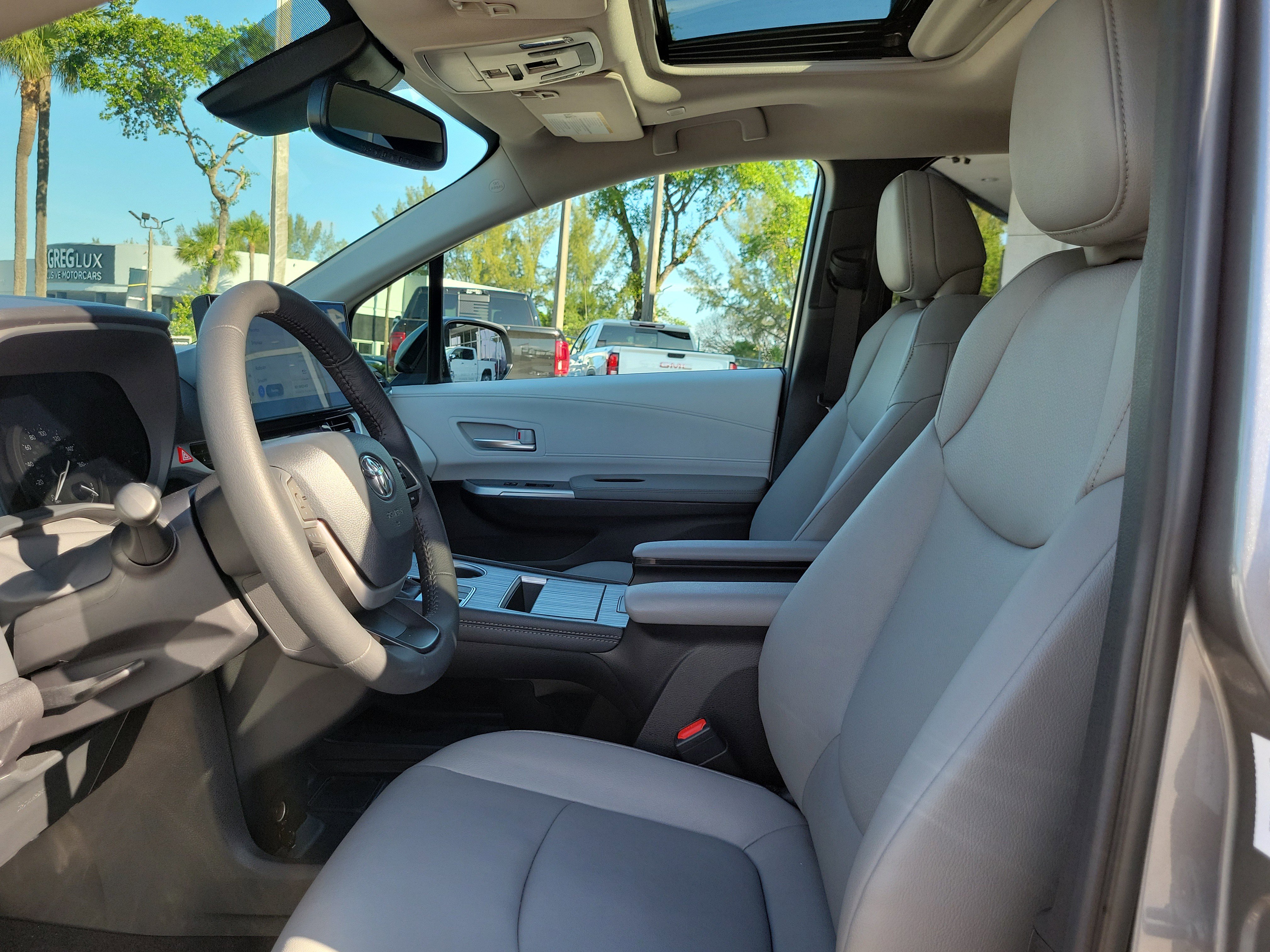 Used 2026 Toyota Sienna XLE FWD image 13