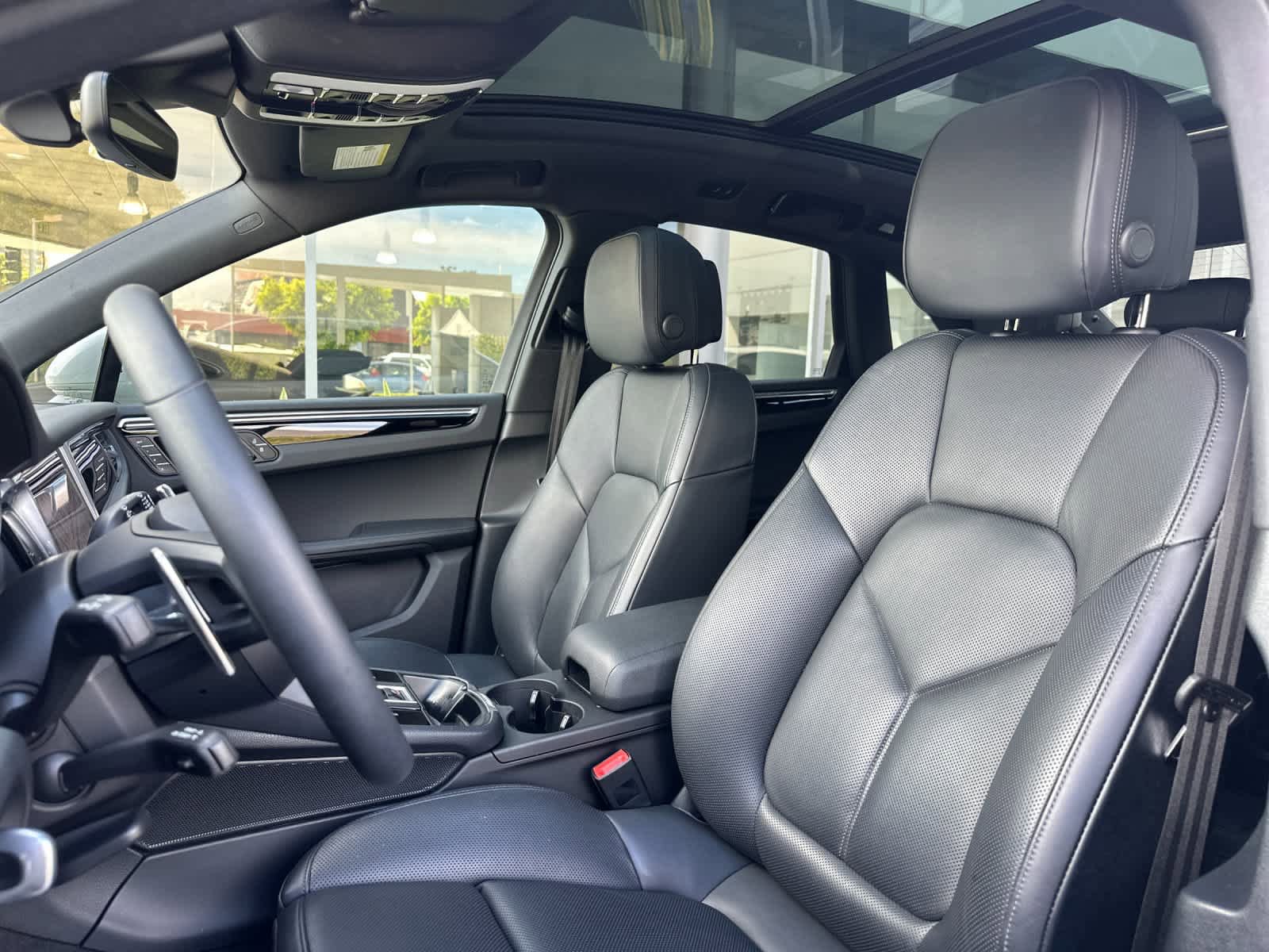 Certified 2025 Porsche Macan AWD/4WD image 5