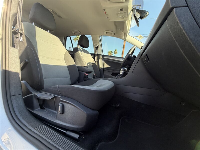 Used 2016 Volkswagen e-Golf SE FWD image 16