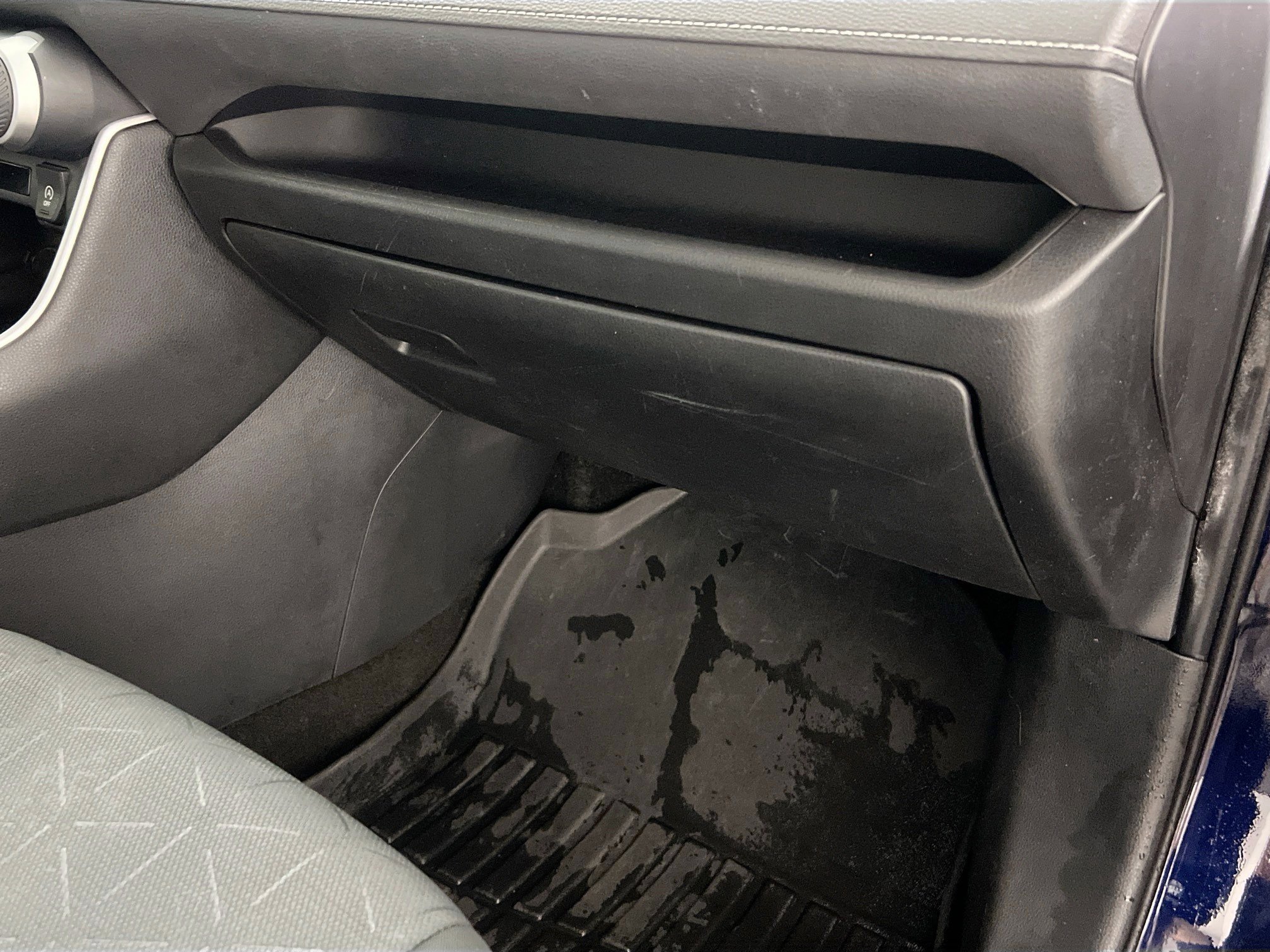 Used 2020 Toyota RAV4 XLE w/ Convenience Package FWD image 35