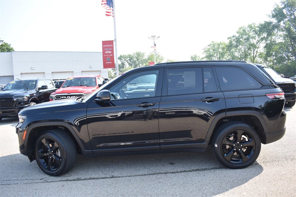 Used 2023 Jeep Grand Cherokee Altitude image 3