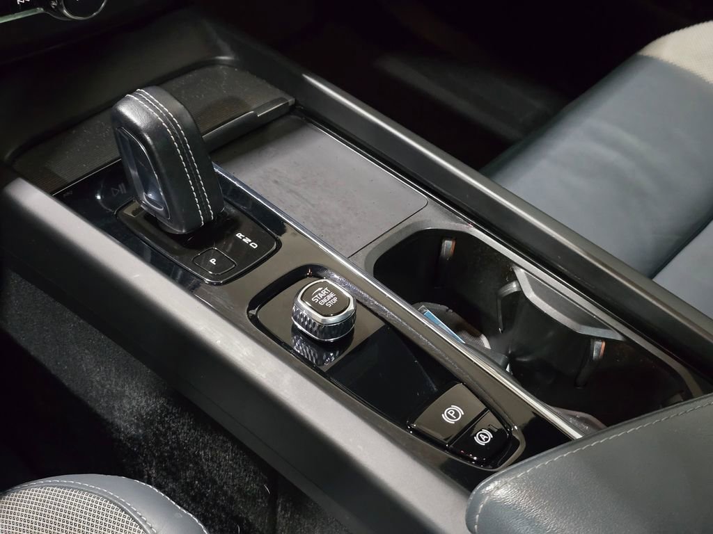 Used 2022 Volvo XC60 B5 R-Design w/ Climate Package image 15