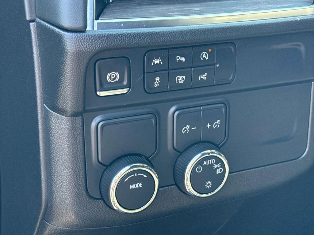 Used 2025 Chevrolet Suburban LS image 26