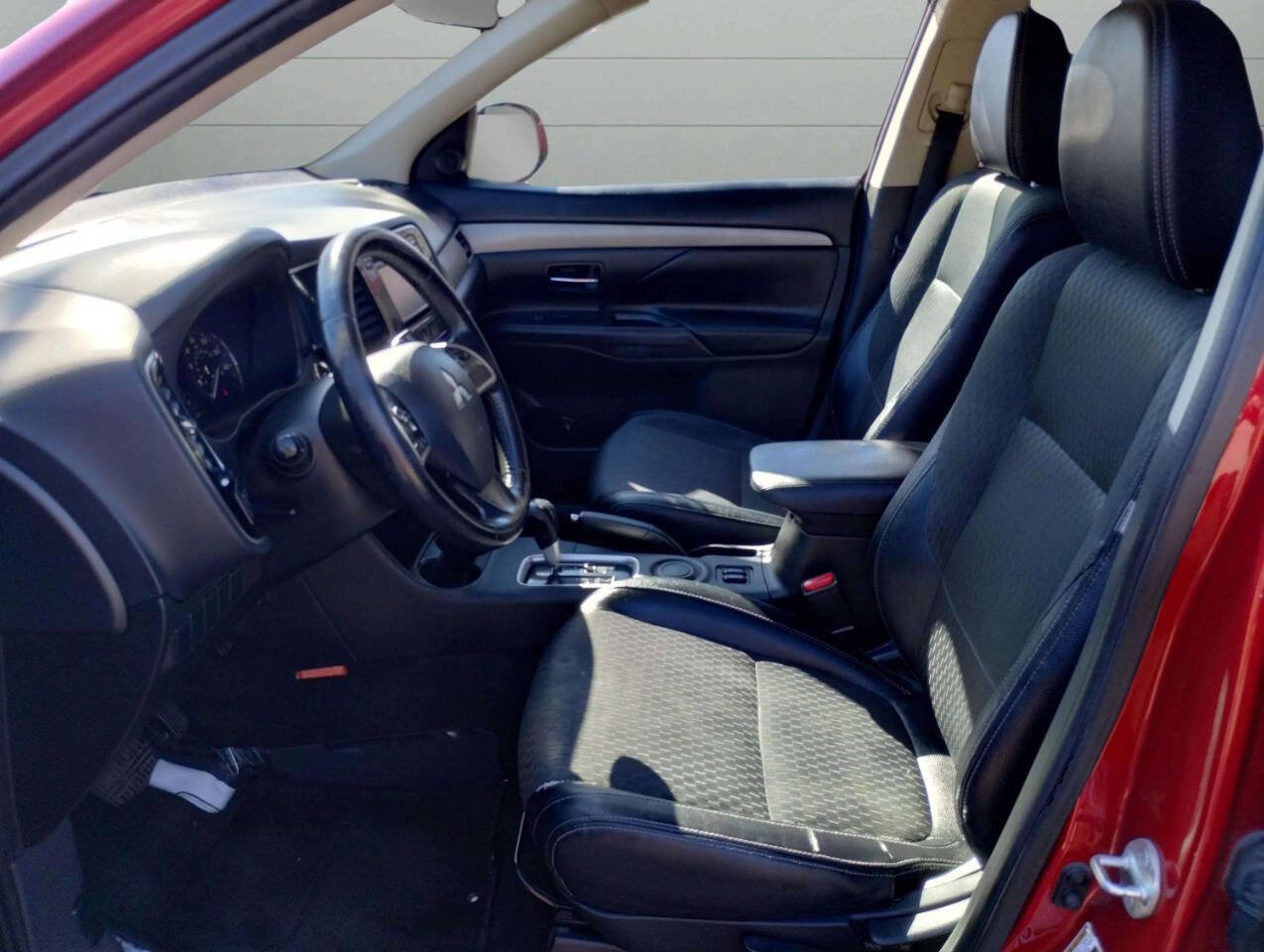 Used 2015 Mitsubishi Outlander SE image 16