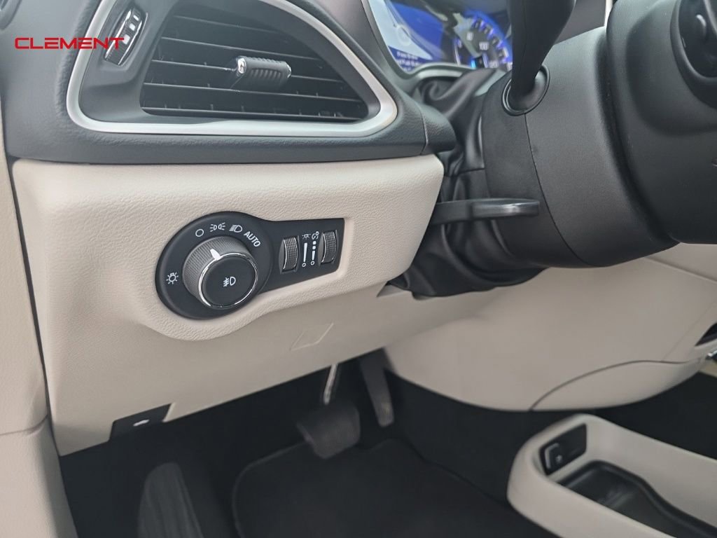 Used 2023 Chrysler Pacifica Touring-L image 12