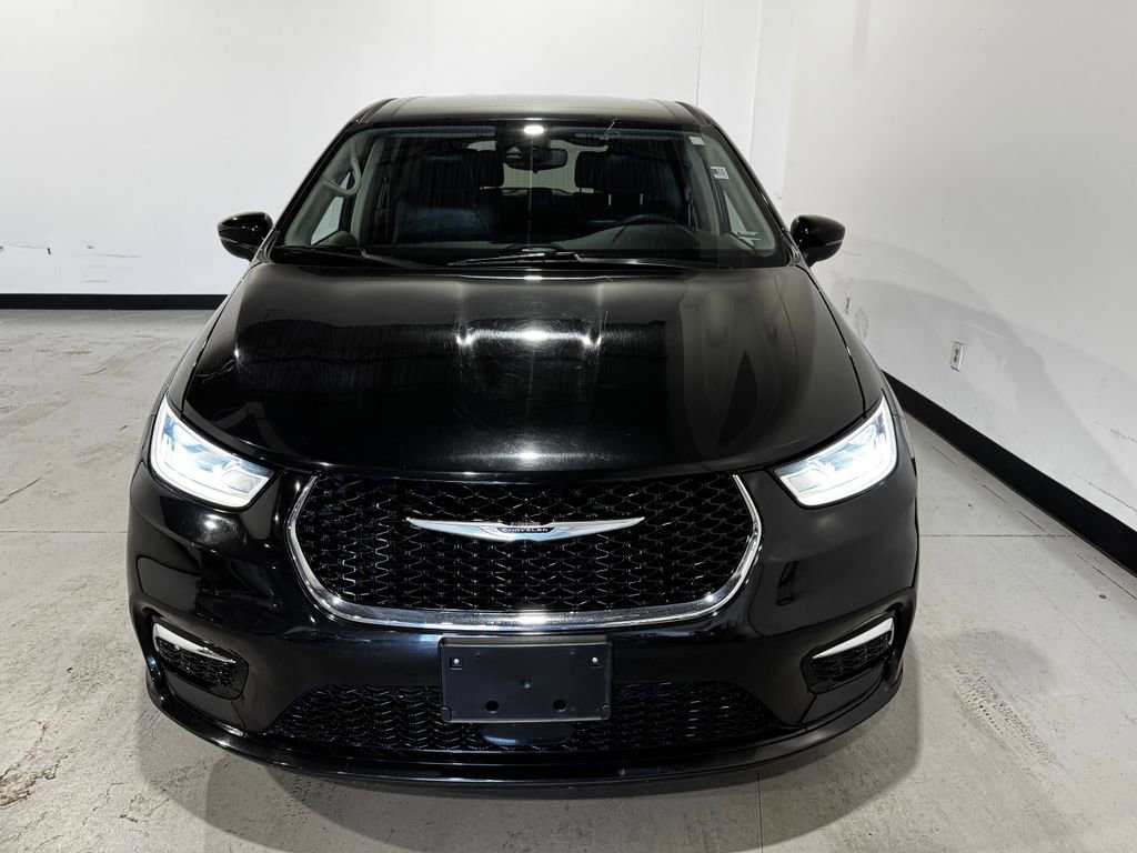 Used 2023 Chrysler Pacifica Touring-L image 10