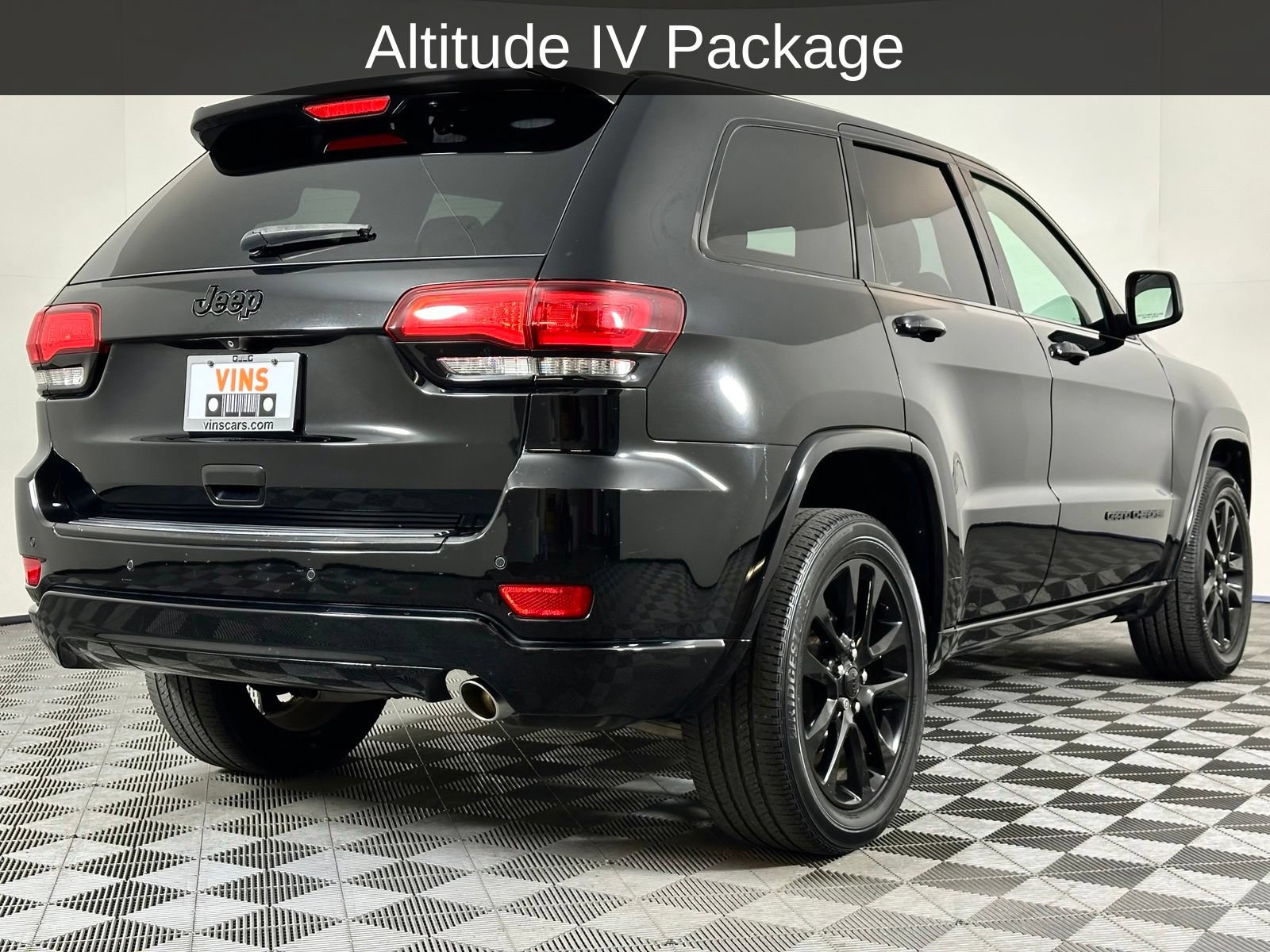 Used 2018 Jeep Grand Cherokee Altitude RWD image 4