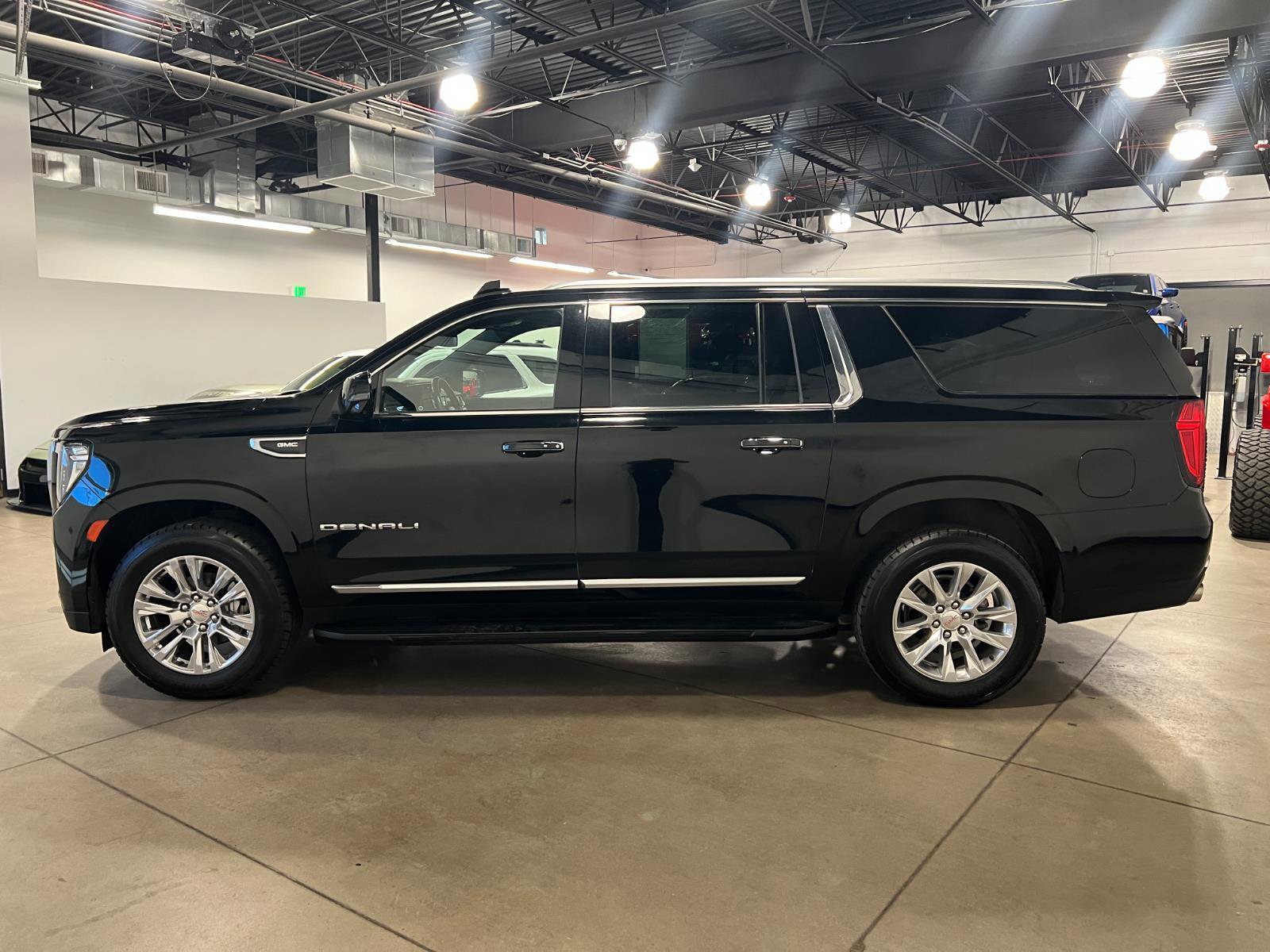 Used 2023 GMC Yukon XL Denali AWD/4WD image 6