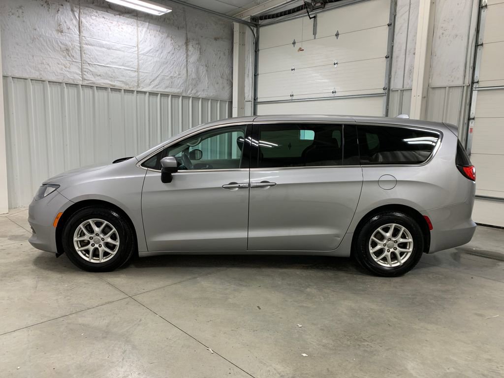 Used 2017 Chrysler Pacifica LX image 3
