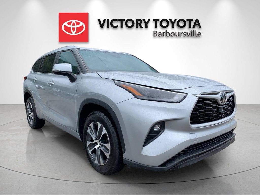 Used 2023 Toyota Highlander XLE FWD image 5
