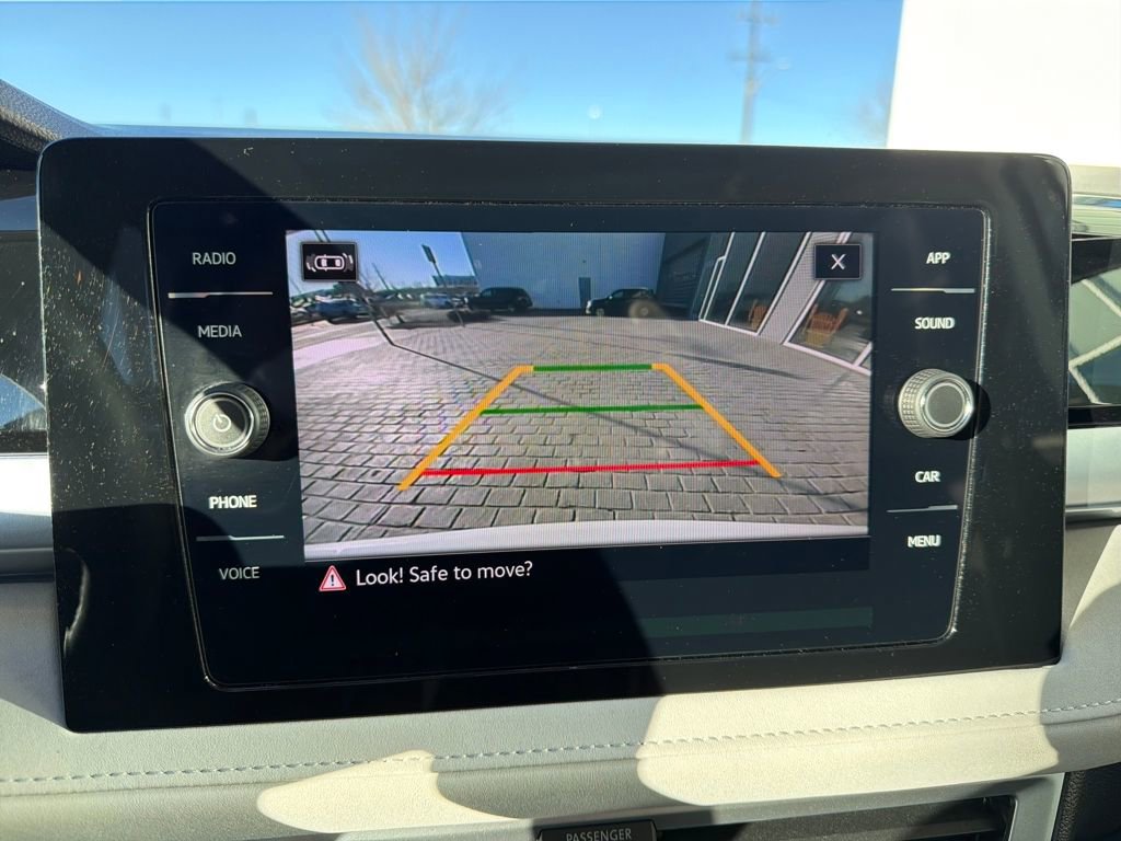 Certified 2025 Volkswagen Taos SE image 22