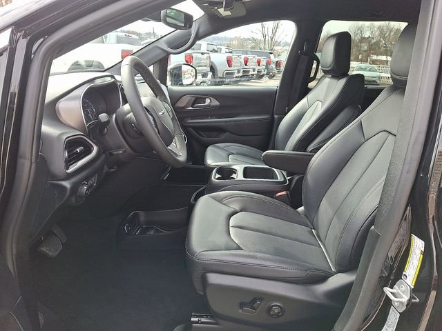 Used 2025 Chrysler Pacifica Select image 15