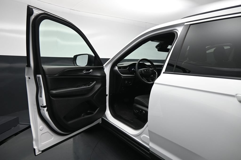 Used 2025 Jeep Grand Cherokee Laredo w/ Luxury Tech Group I AWD/4WD image 9