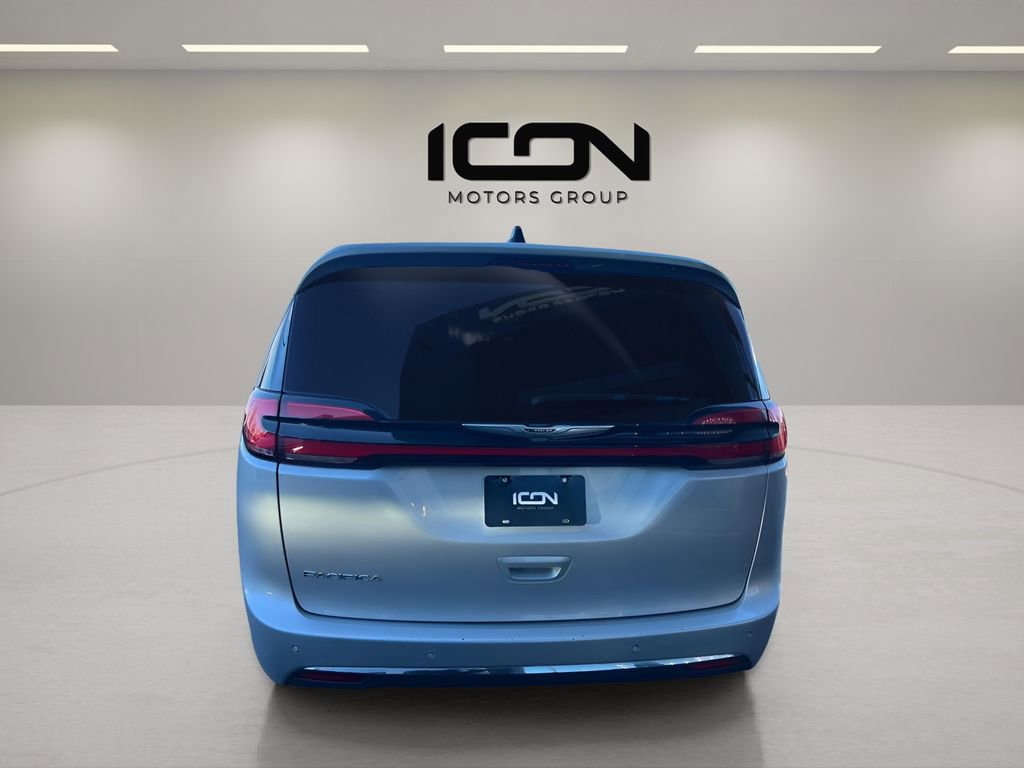 Used 2024 Chrysler Pacifica Touring-L image 4