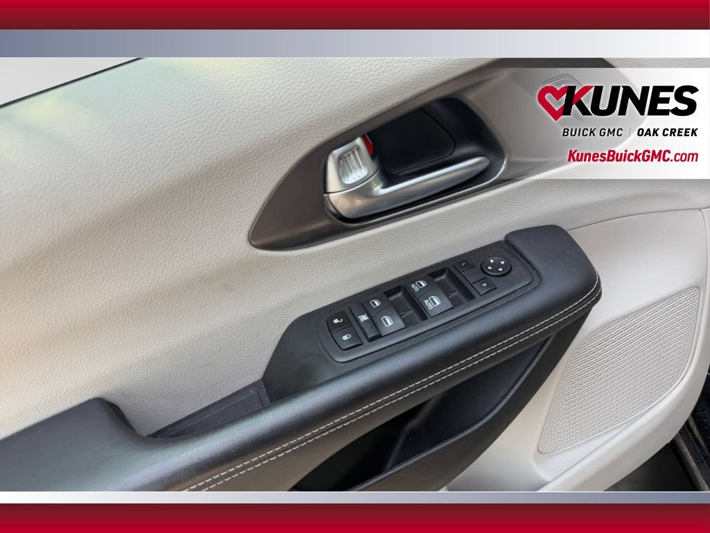 Used 2024 Chrysler Pacifica Touring-L FWD image 21