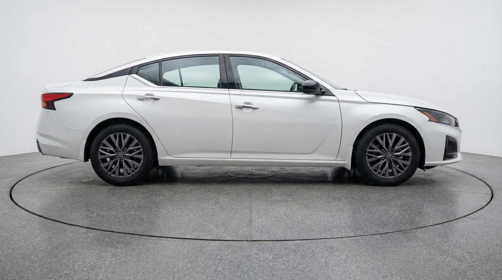 Used 2025 Nissan Altima 2.5 SV image 11