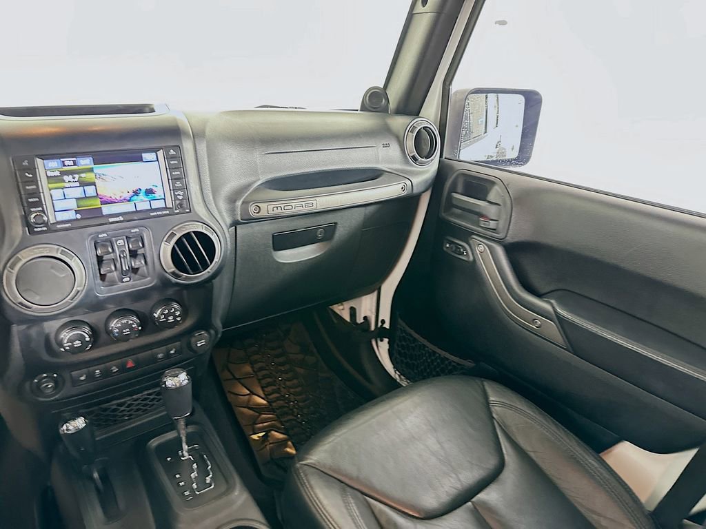 Used 2013 Jeep Wrangler Unlimited Sahara image 22