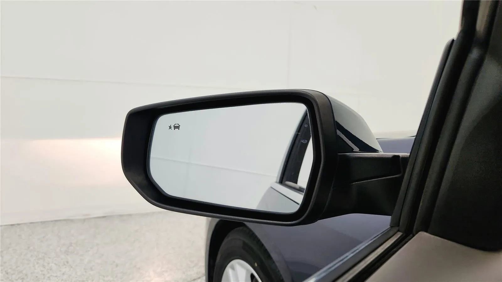 Used 2018 Chevrolet Malibu Hybrid w/ Driver Confidence Package image 28