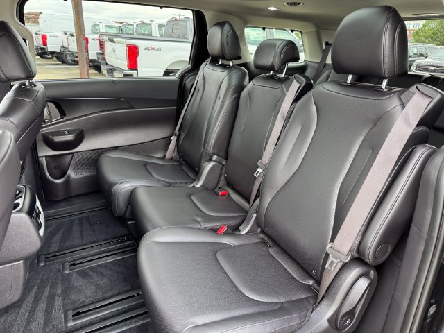Used 2025 Kia Carnival SX w/ SX Dark Edition Package FWD image 16