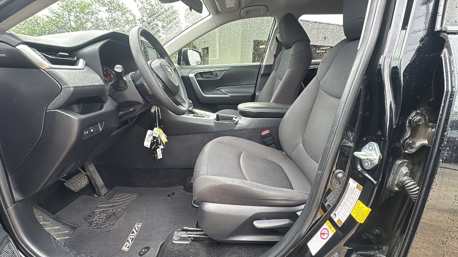 Used 2019 Toyota RAV4 LE FWD image 9