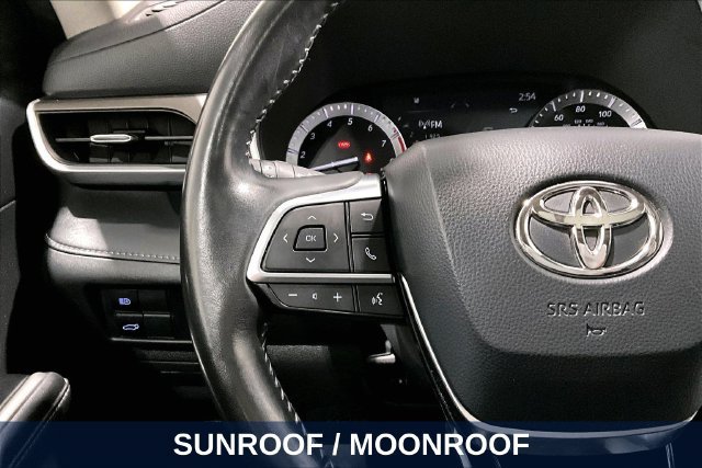 Used 2020 Toyota Highlander XLE AWD/4WD image 15