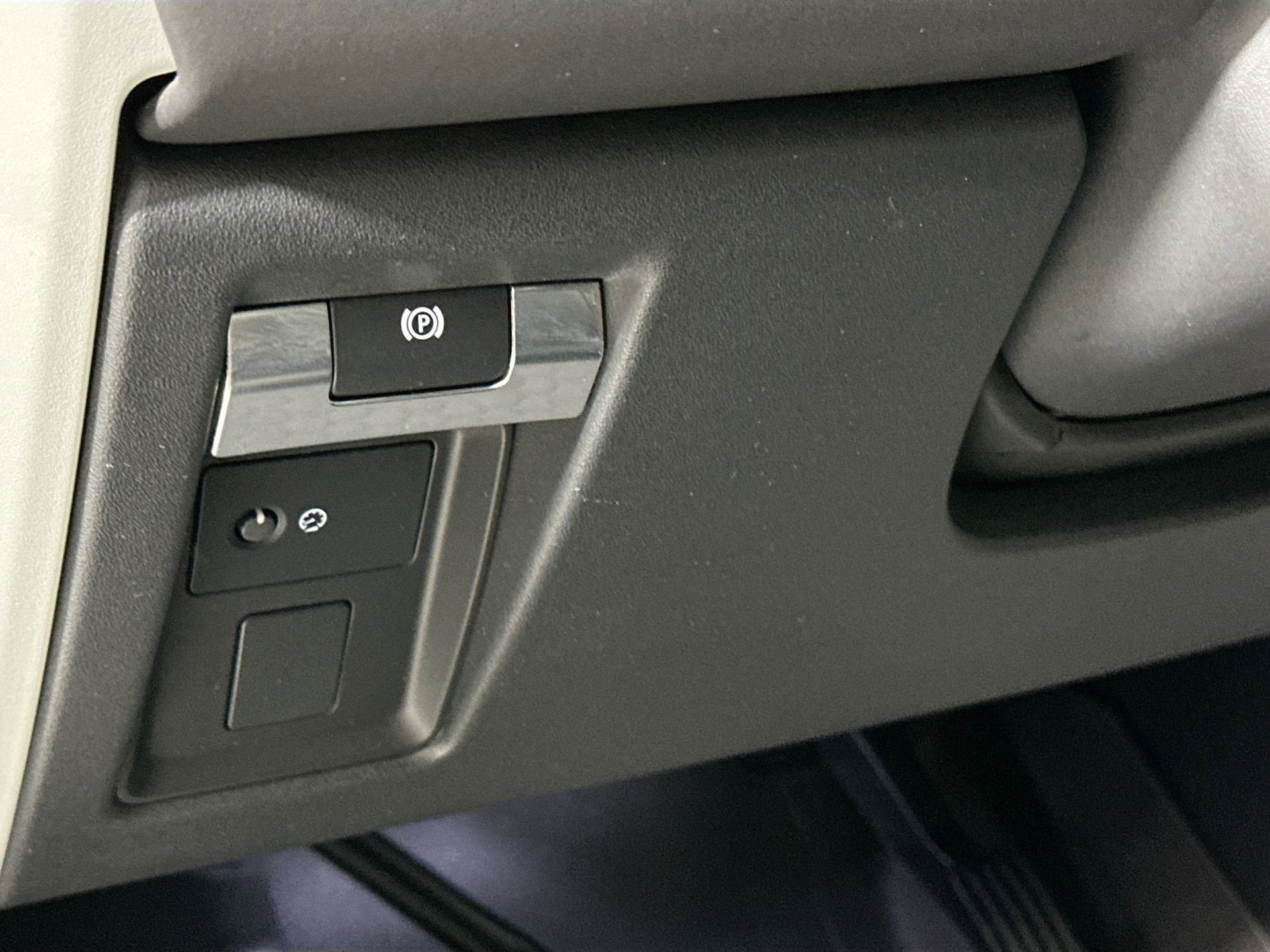 Certified 2024 Land Rover Defender 130 S image 12