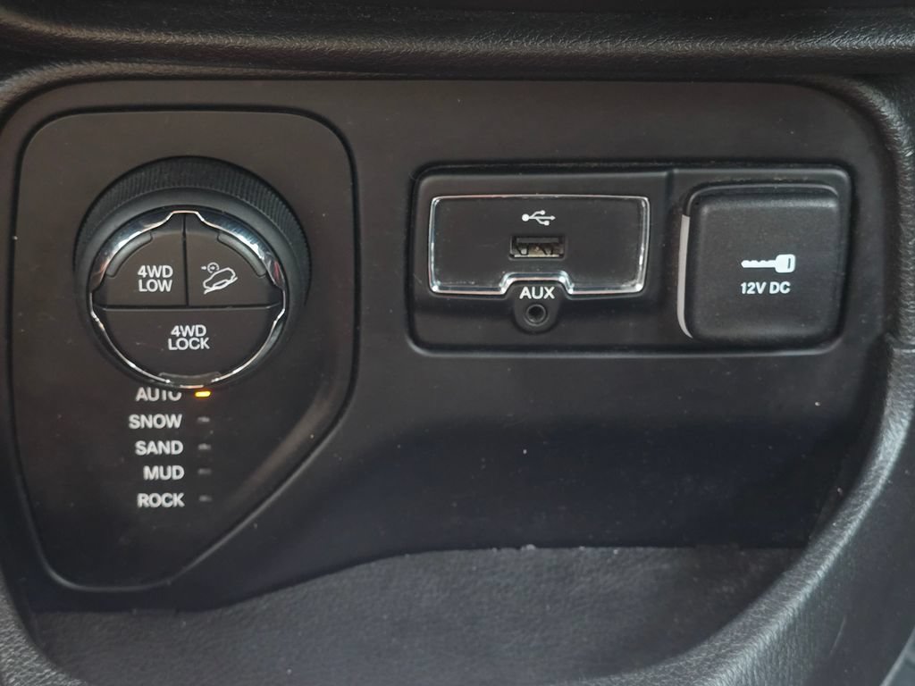 Used 2017 Jeep Renegade Trailhawk AWD/4WD image 32