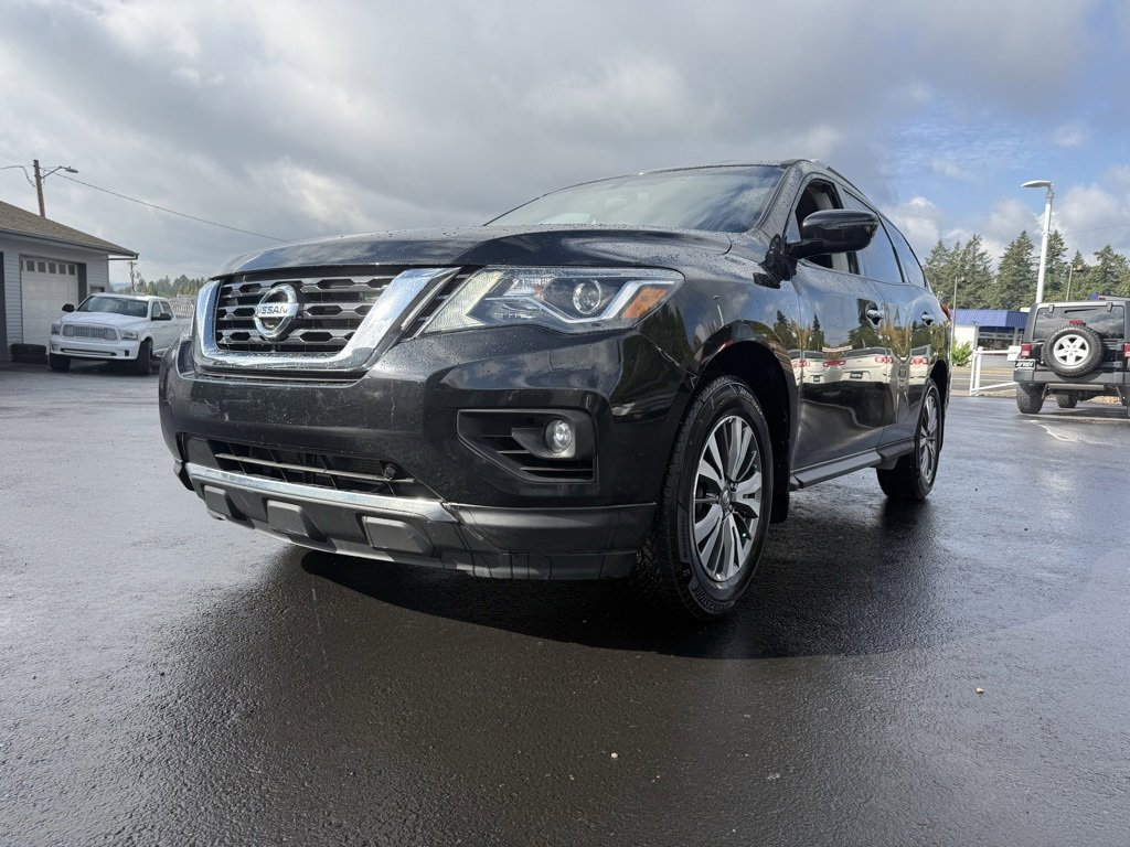 Used 2020 Nissan Pathfinder SV image 1
