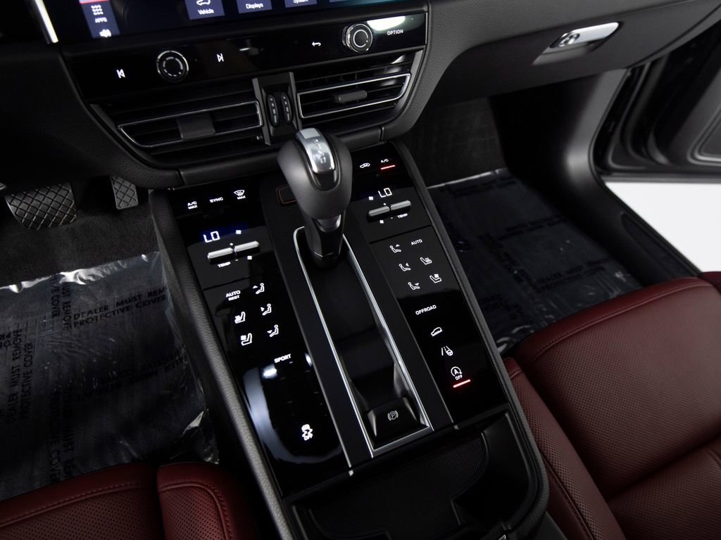 Certified 2025 Porsche Macan AWD/4WD image 26
