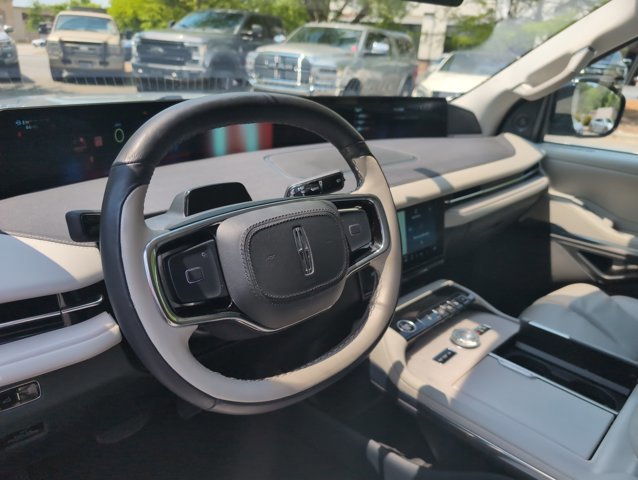 Used 2025 Lincoln Navigator L Reserve image 9