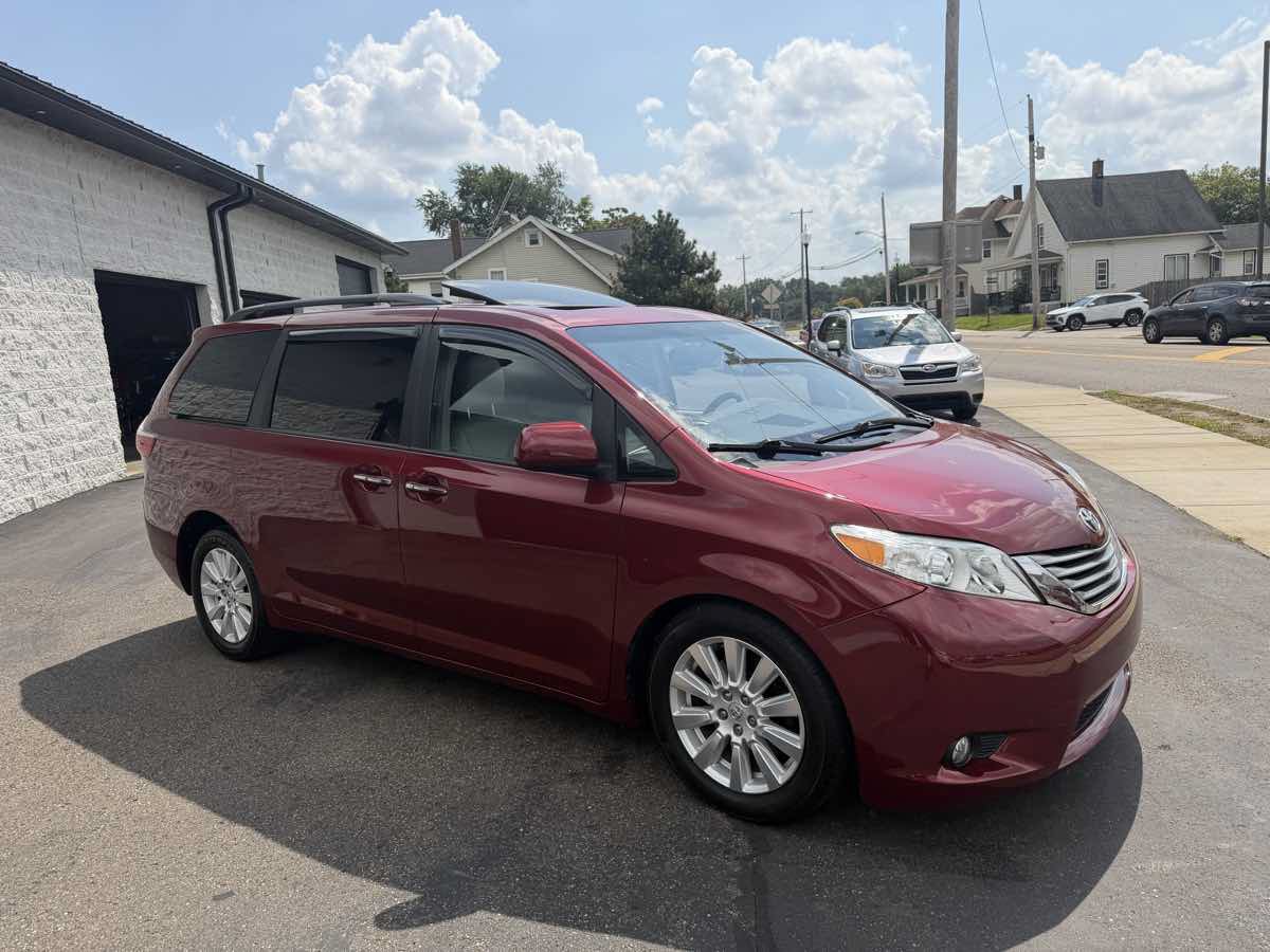 Used 2017 Toyota Sienna XLE AWD/4WD image 6