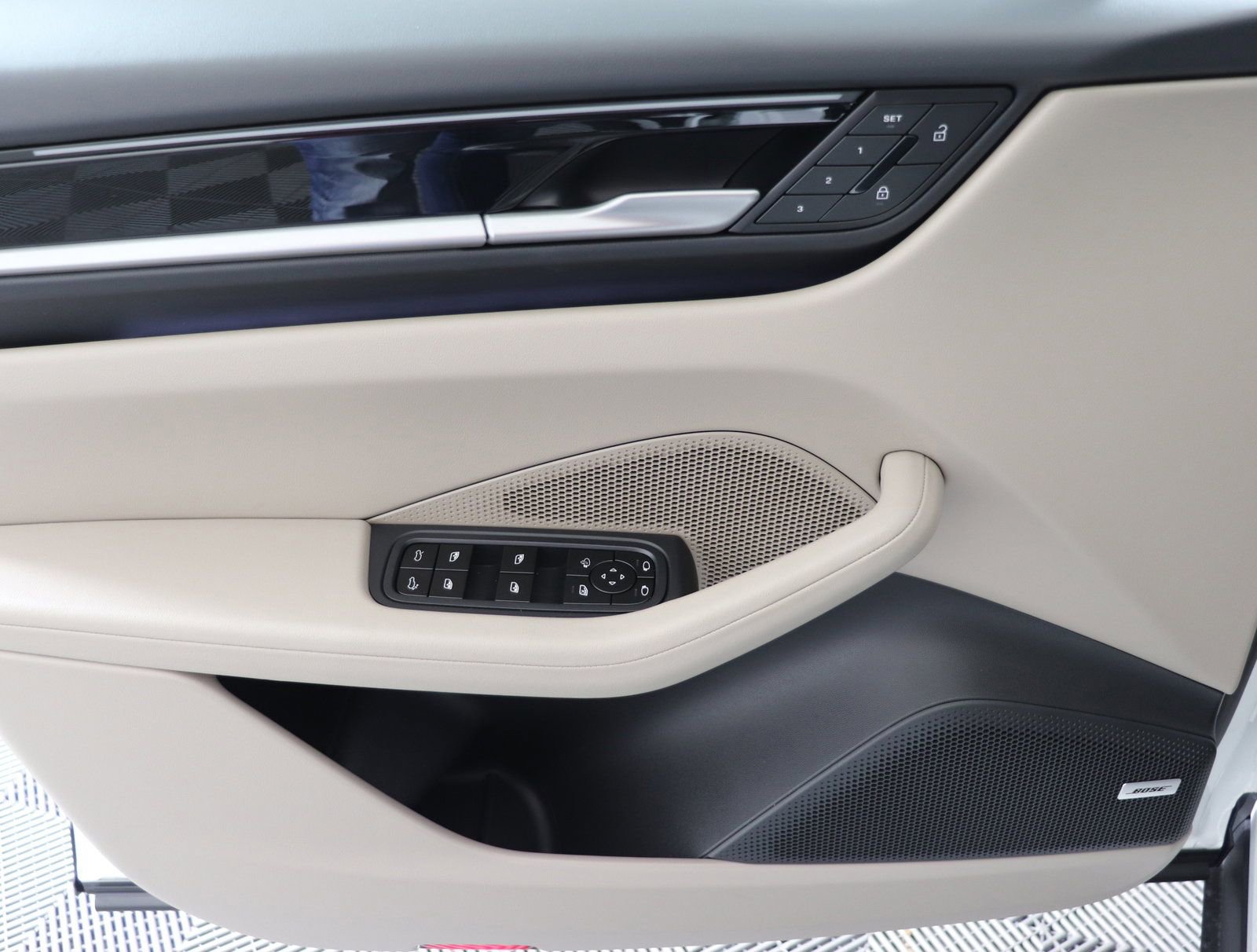 Certified 2025 Porsche Macan 4S Electric image 26