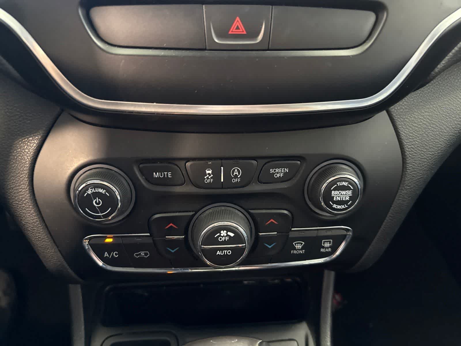 Used 2019 Jeep Cherokee Latitude Plus w/ Comfort/Convenience Group FWD image 26
