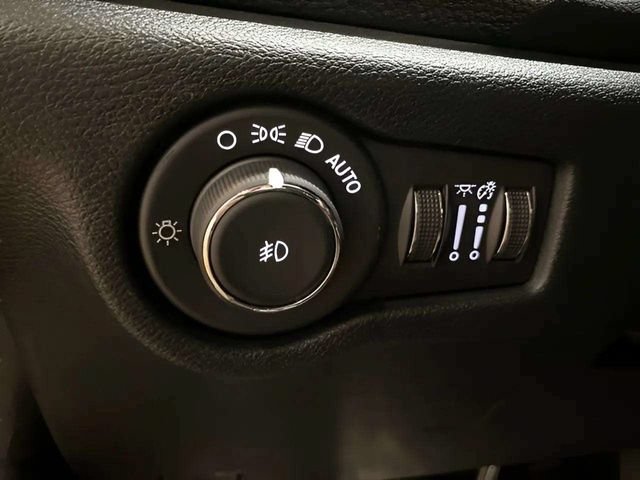 Used 2026 Chrysler Pacifica Limited FWD image 34