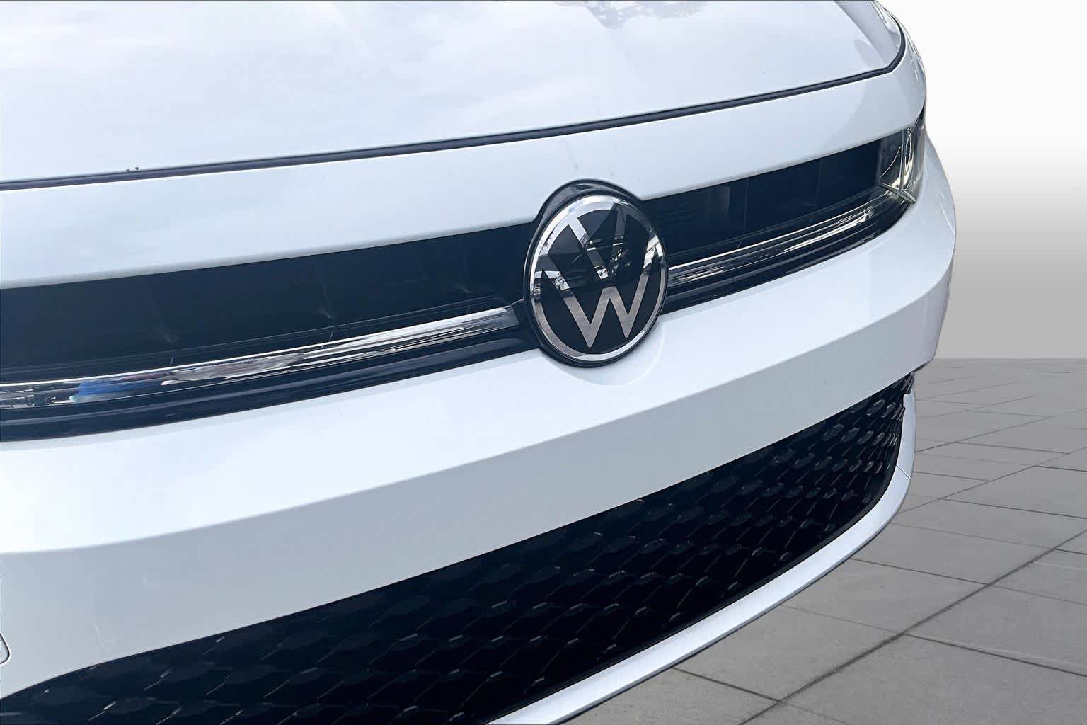 Used 2025 Volkswagen Jetta SE FWD image 31