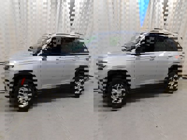 Used 2022 Jeep Grand Cherokee Laredo image 2