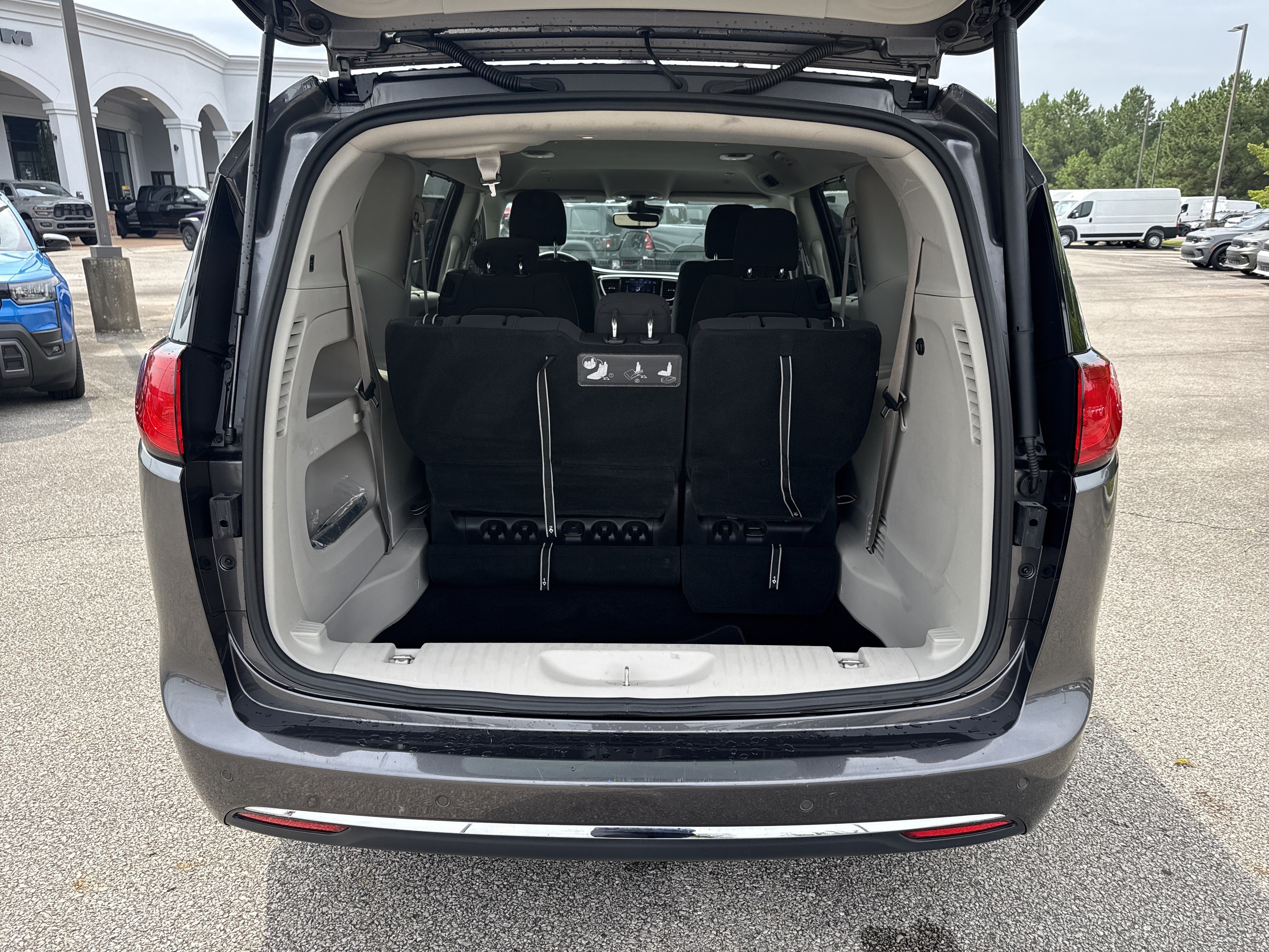 Used 2019 Chrysler Pacifica Touring Plus w/ Advanced Safetytec Group FWD image 19