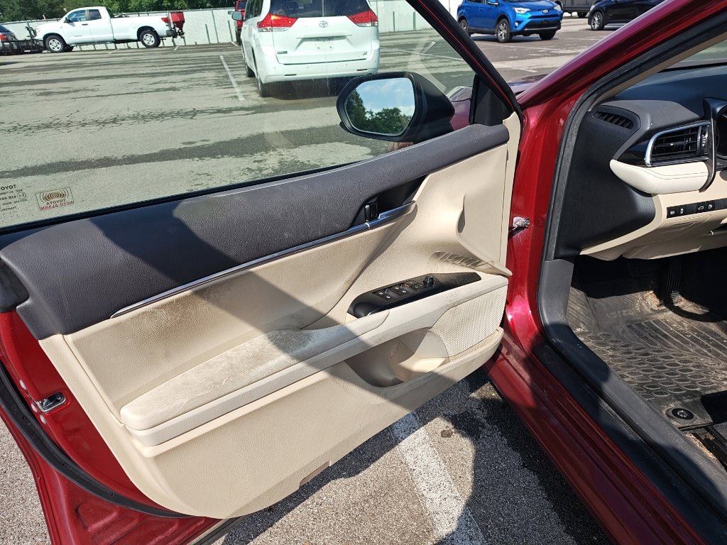 Used 2018 Toyota Camry LE FWD image 5