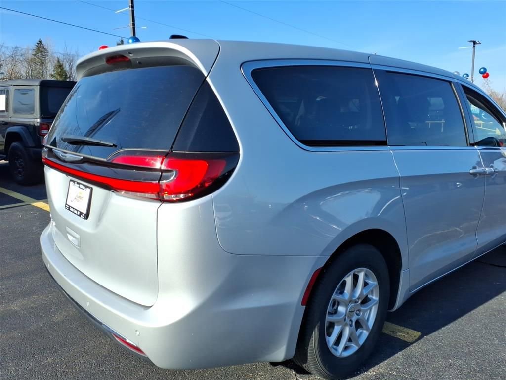 Used 2024 Chrysler Pacifica Touring-L image 5