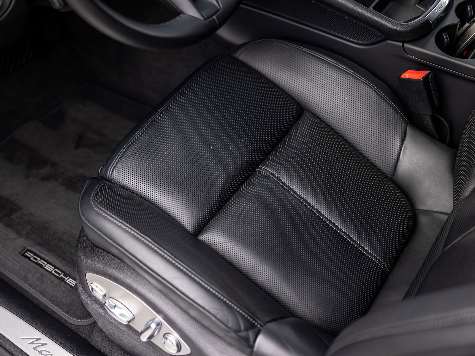 Certified 2024 Porsche Macan S image 27