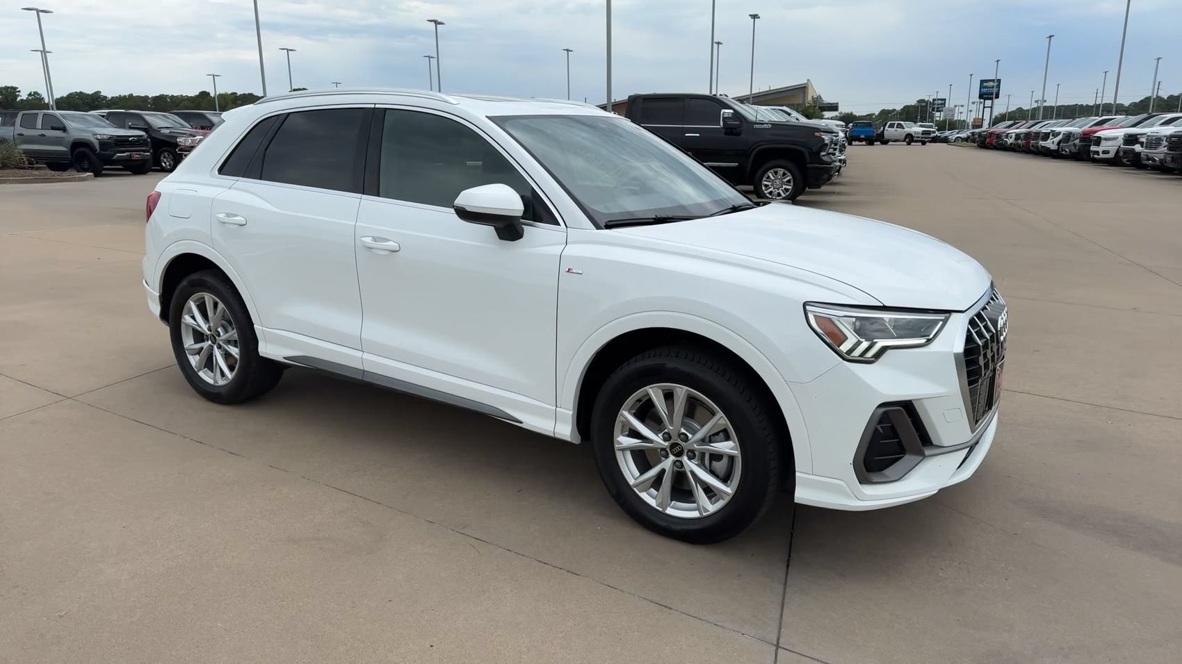 Used 2025 Audi Q3 2.0T Premium AWD/4WD image 3