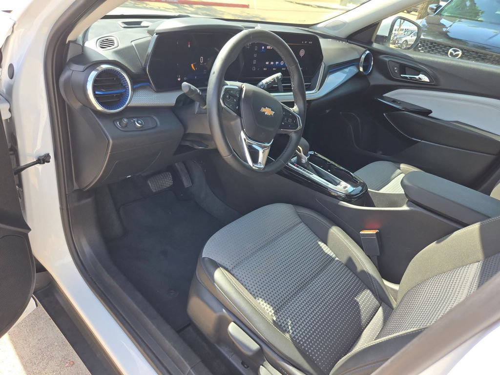 Used 2025 Chevrolet Trax LT w/ LT Convenience Package FWD image 13