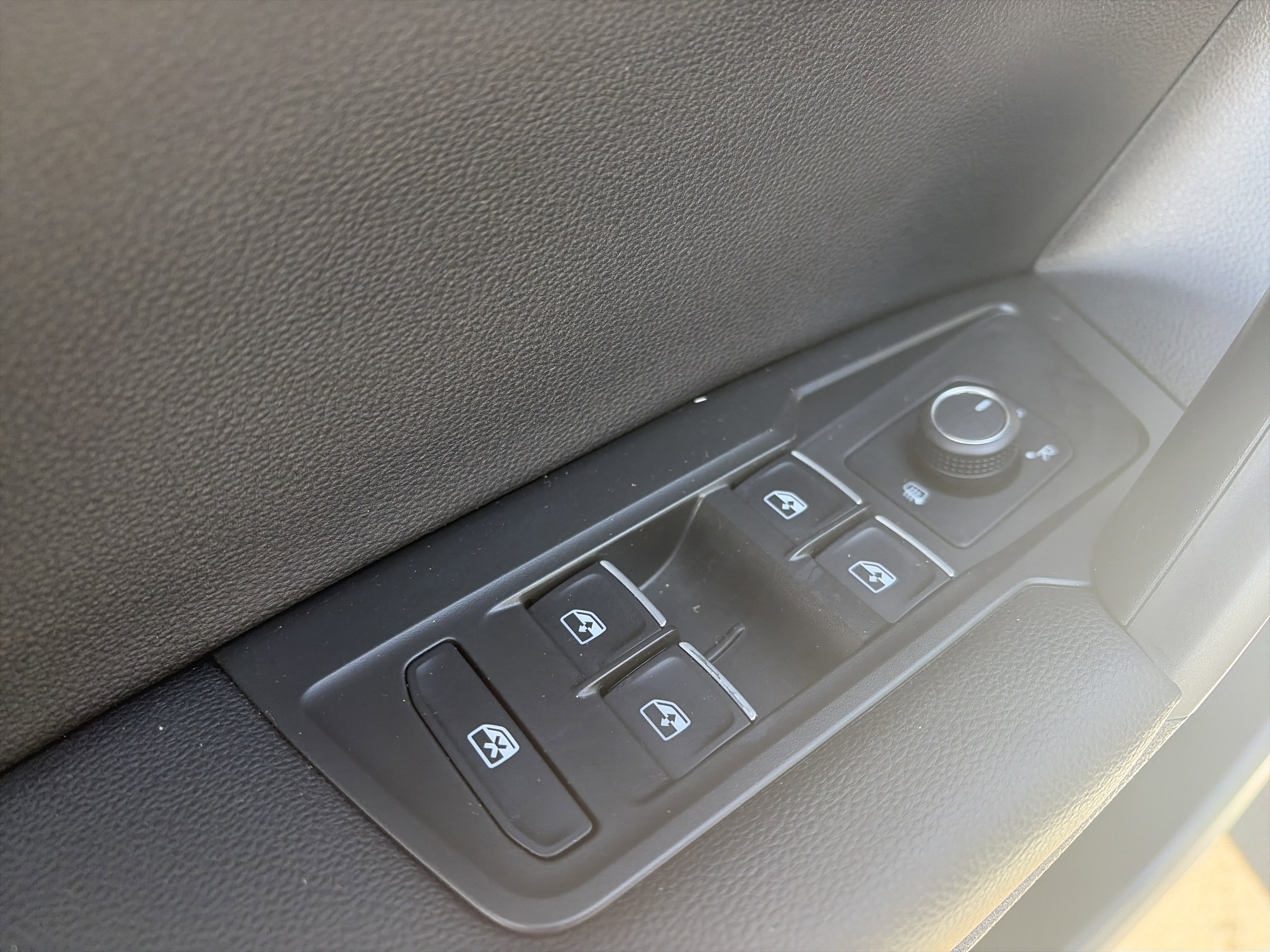 Used 2021 Volkswagen Tiguan SEL AWD/4WD image 13