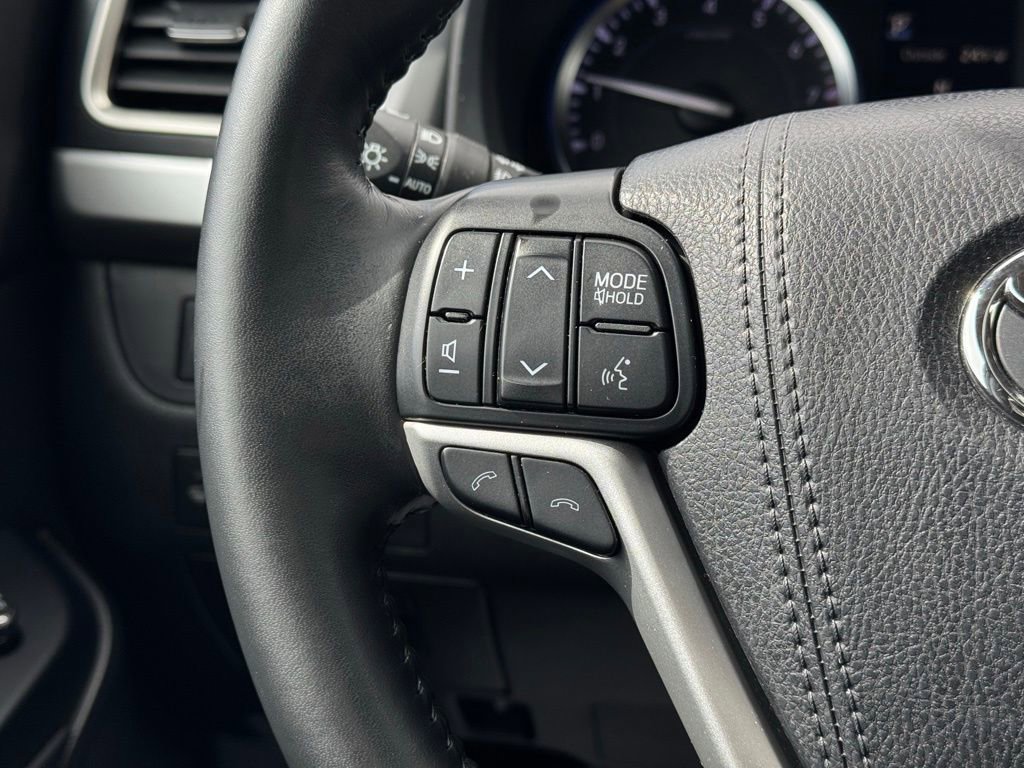 Used 2018 Toyota Highlander SE image 37