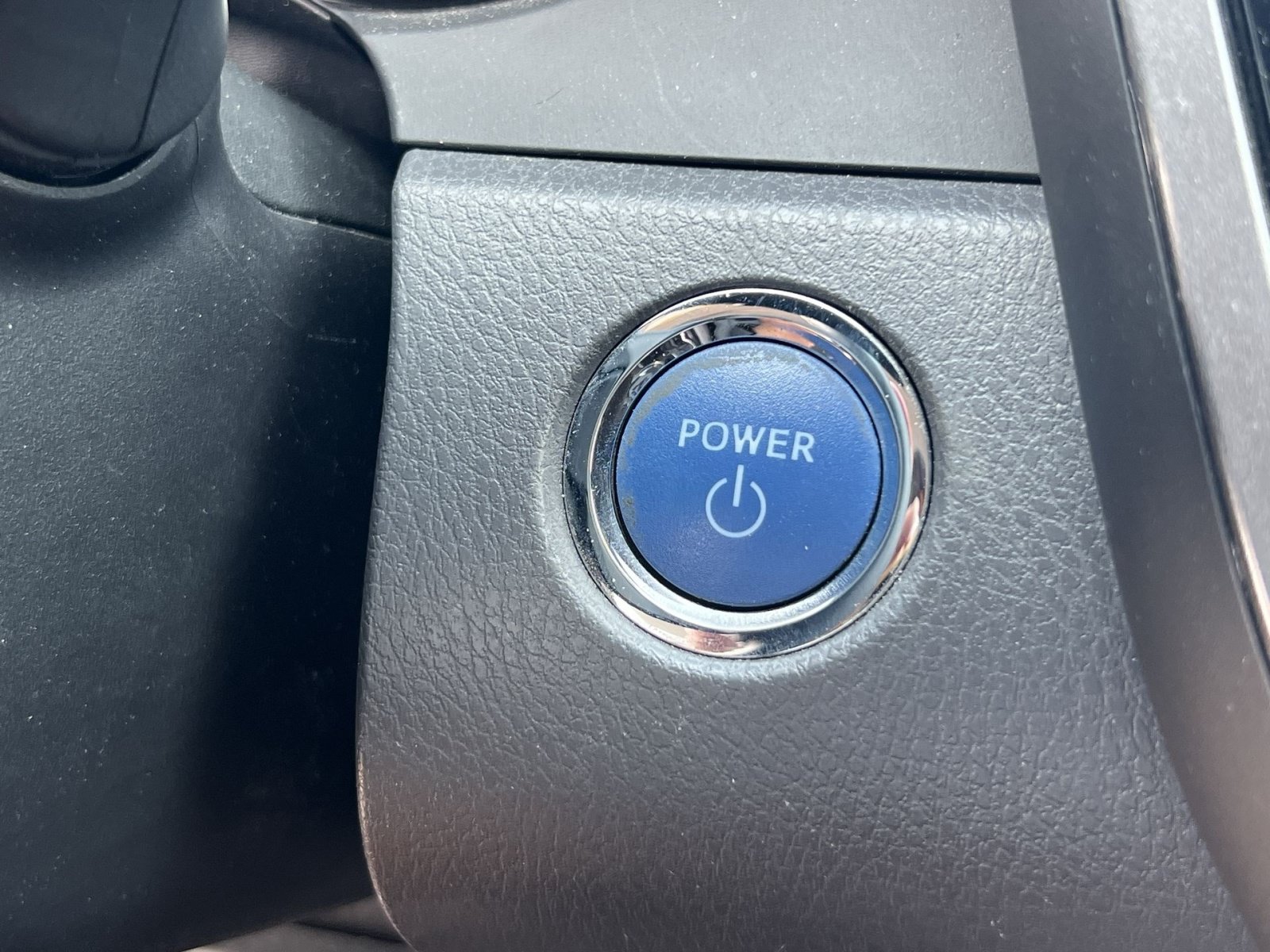 Used 2020 Toyota Camry SE w/ Sunroof Package FWD image 32