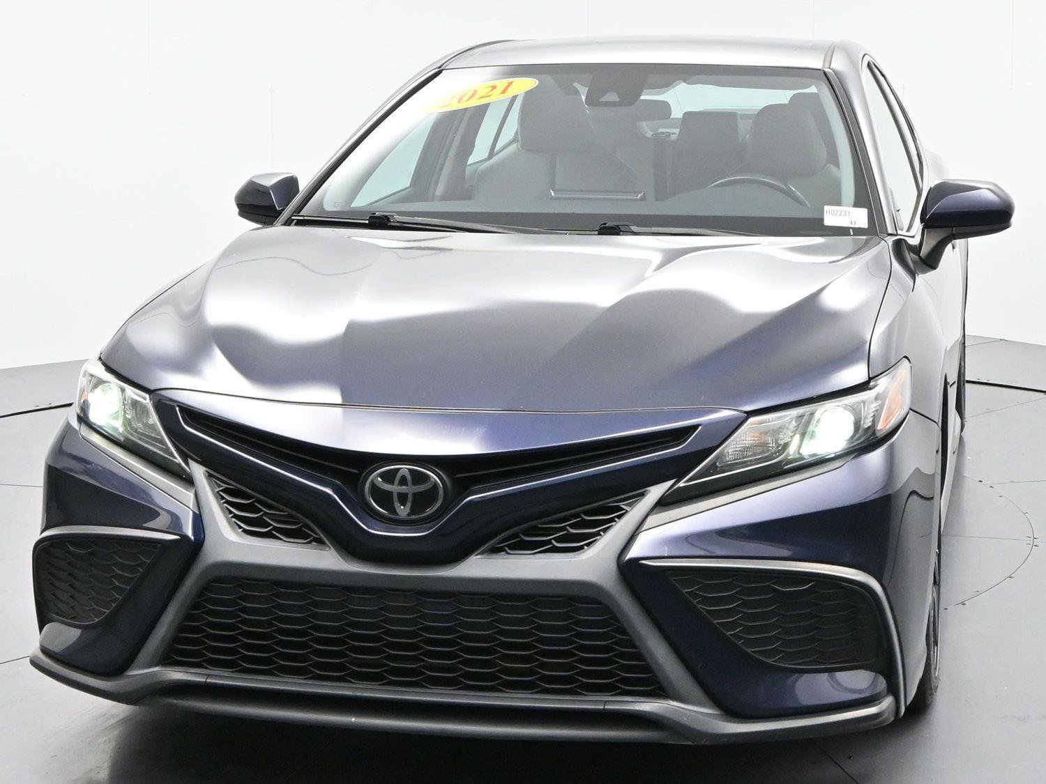 Used 2021 Toyota Camry SE FWD image 2