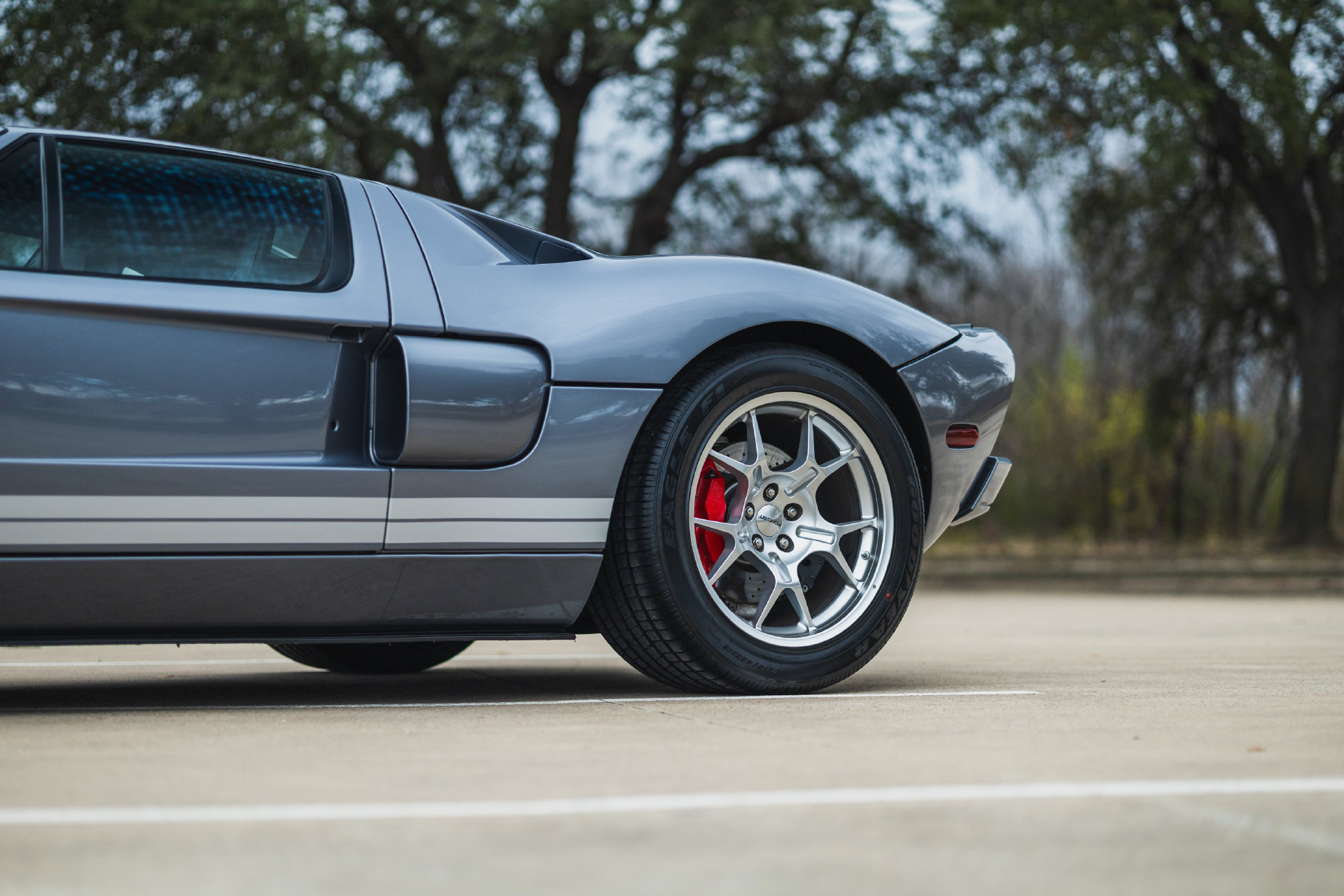 Used 2006 Ford GT RWD image 13