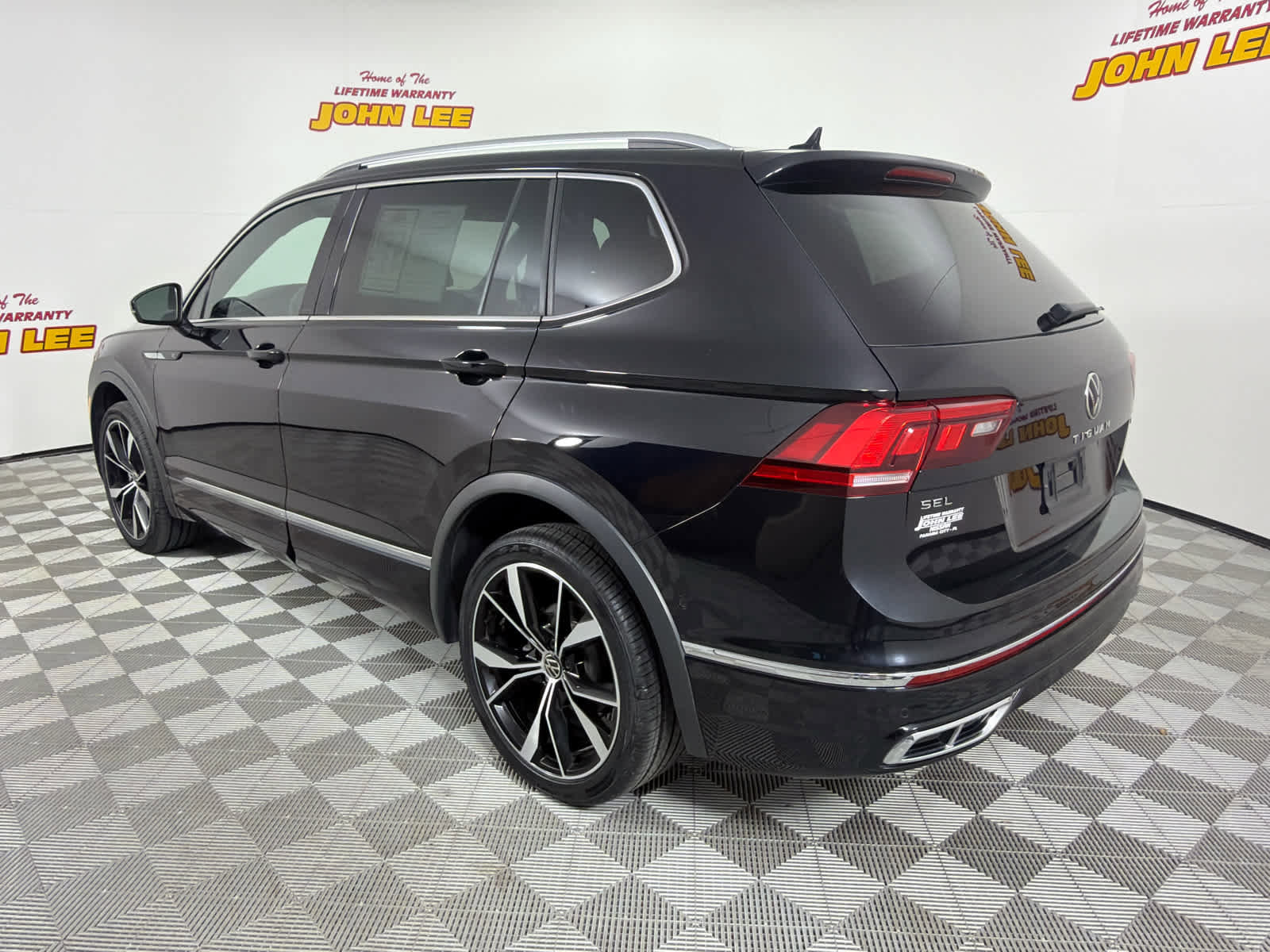 Used 2024 Volkswagen Tiguan SEL R-Line image 3
